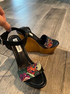 Steve Madden Black Wedge Sandals with Multicolor Floral Embroidery